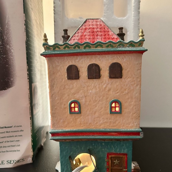 “Marie’s Doll Museum” lighted Christmas building from Department 56. Open box. - Picture 5 of 5